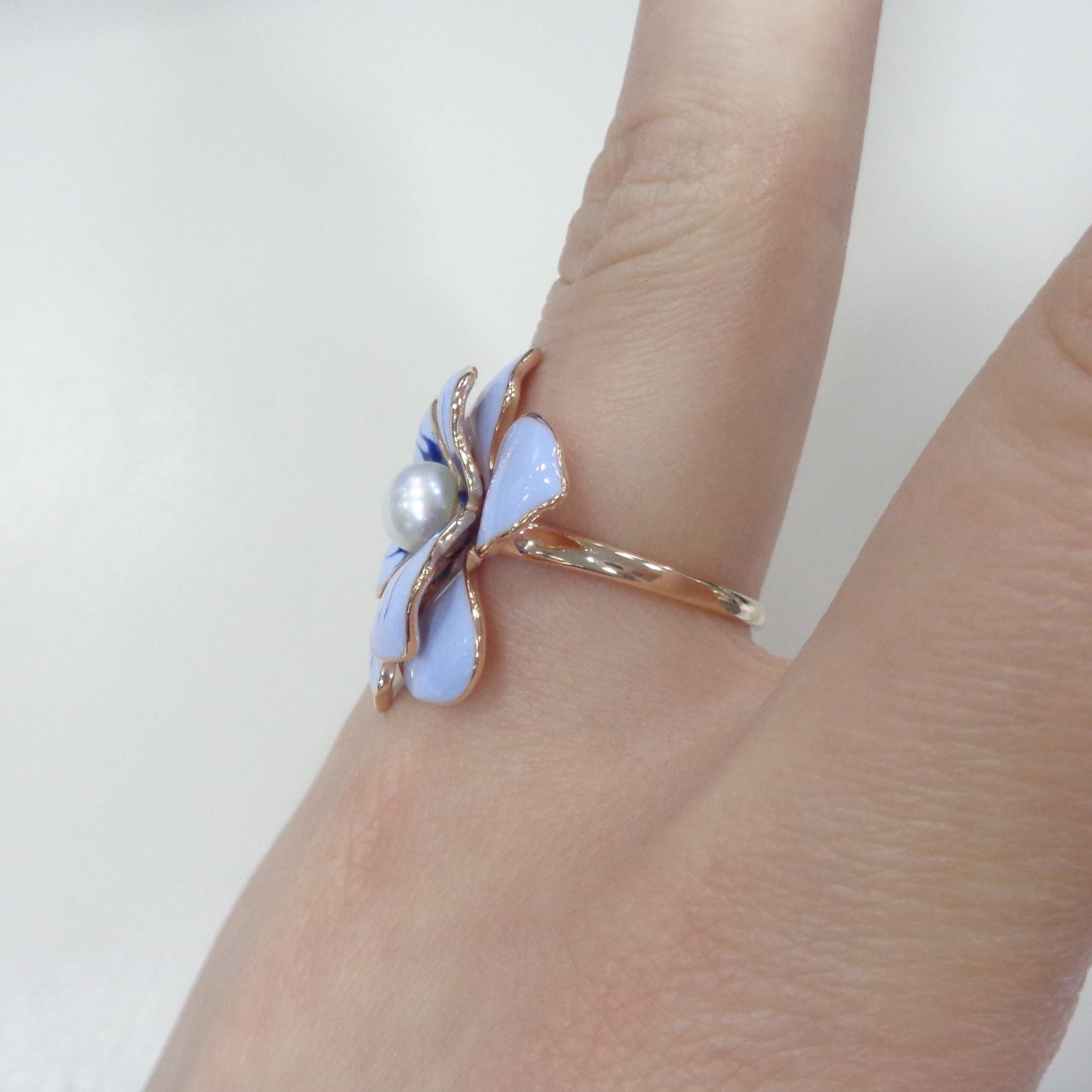 Серебряное кольцо с жемчугом и эмалью "Цветок"